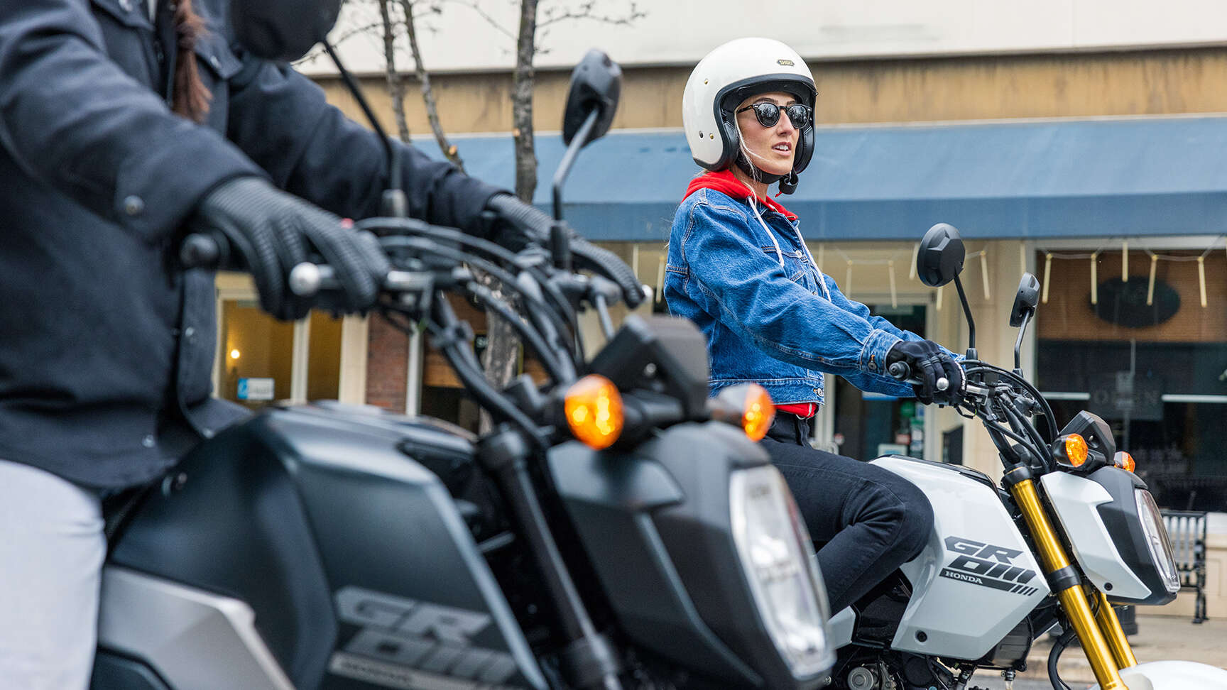 MSX125 Grom állóképen városi környezetben