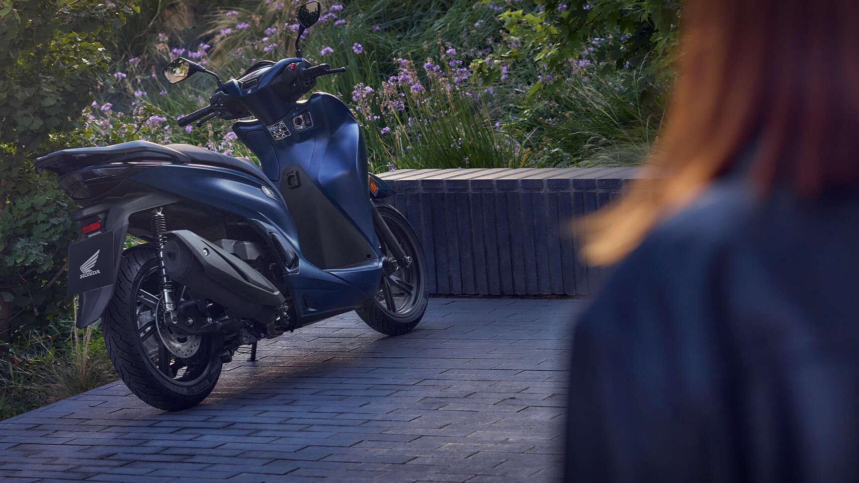 16 colos kerekek, kiemelkedő minőségű felfüggesztés és ABS-fékrendszer