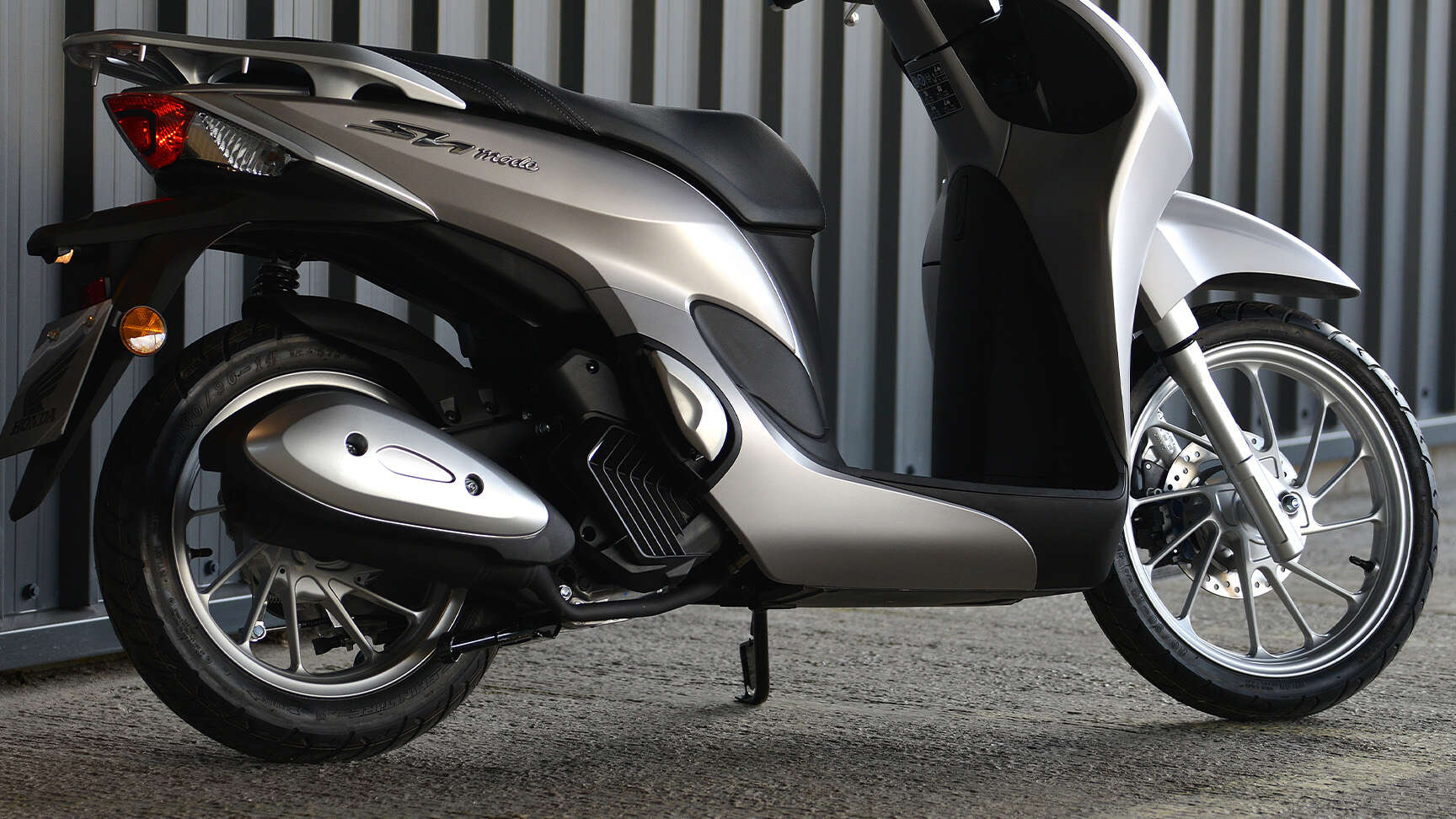 SH Mode 125 – hátulról készült háromnegyedes felvétel, amelyen a váz látható